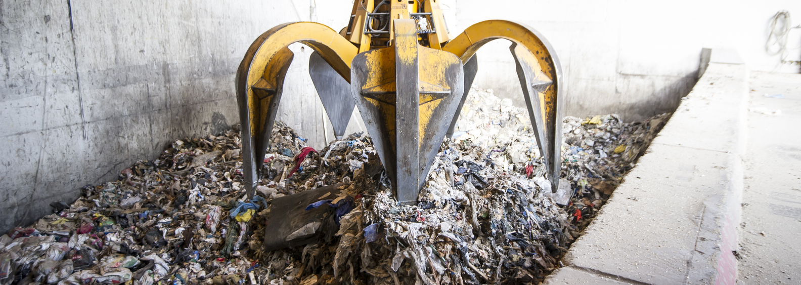 Bild på avfall som ska in på en fjärrvärmeanläggning