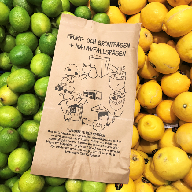 Matavfallspåse bland citrusfrukter i fruktdisken på Maxi Hässleholm.